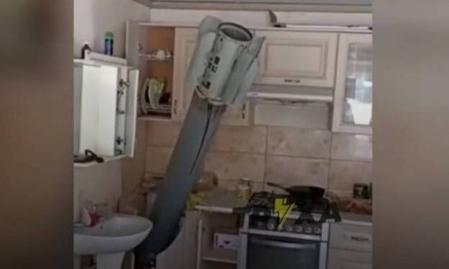 Πόλεμος στην Ουκρανία: Ρωσικός πύραυλος τρύπησε την στέγη και καρφώθηκε μέσα σε σπίτι