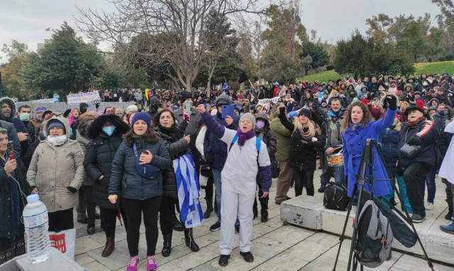 Υγειονομικοί ξεκινούν απεργία πείνας για τους υποχρεωτικούς εμβολιασμούς