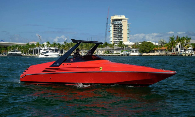 Πωλείται ένα πολύ σπάνιο ταχύπλοο με τα σήματα της Ferrari