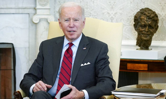 Πόλεμος στην Ουκρανία: Ο Μπάιντεν επιμένει πως ο Πούτιν εξετάζει τη χρήση χημικών ή βιολογικών όπλων