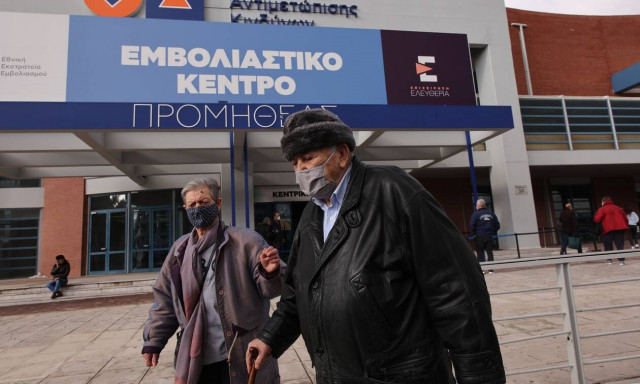 Ανοιχτό το ενδεχόμενο κατάργησης του προστίμου των €100 στους άνω των 60 που δεν έχουν εμβολιαστεί