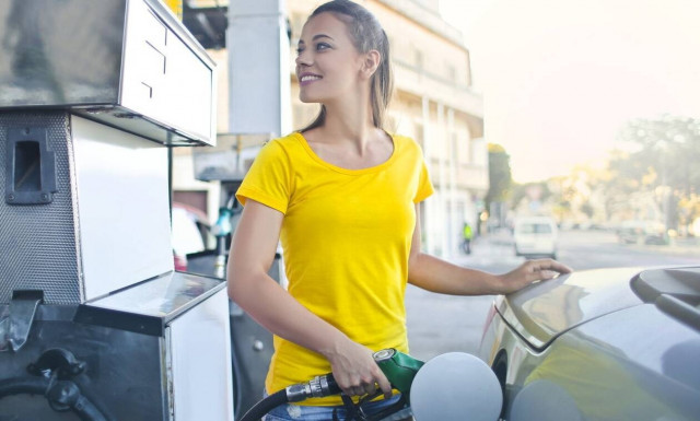 Τι ποσοστό του μισθού των Ελλήνων «τρώνε» τα καύσιμα;