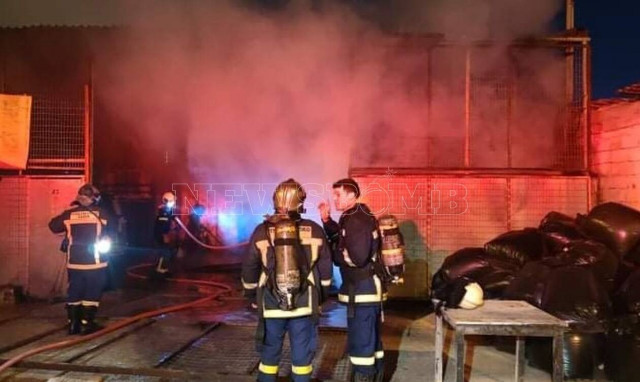 Φωτιά τώρα σε αποθήκη ξυλείας στον Ταύρο