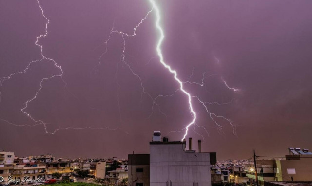 Κακοκαιρία: Στα λευκά η Κρήτη - Κεραυνός «τάραξε» το Ηράκλειο τα ξημερώματα