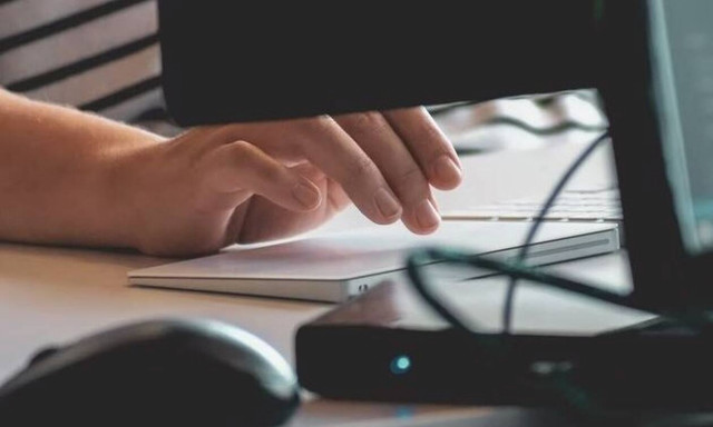 Εφιάλτης για 50χρονη: «Ανέβαζαν γυμνές φωτογραφίες εν αγνοία μου» (vid)