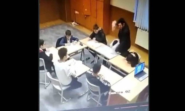 Αποτροπιασμός στην Τουρκία: Δάσκαλος χτυπά μαθητές στο κεφάλι εν ώρα μαθήματος