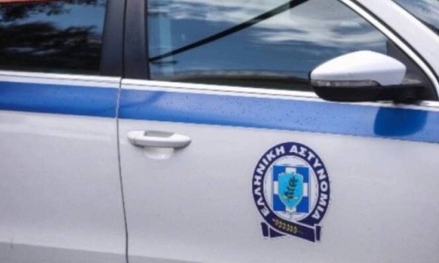 Νταής πήγε με 40 άτομα στο καφέ που δούλευε η σύντροφός του: Τα έσπασαν και την ξυλοκόπησαν άγρια