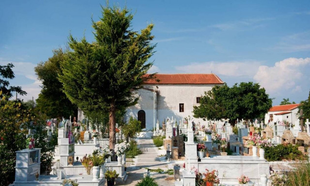 ΕΛ.ΑΣ.: Συνελήφθη 40χρονος που δρούσε σε νεκροταφεία - Έκλεβε καντίλια και εκκλησιαστικές εικόνες