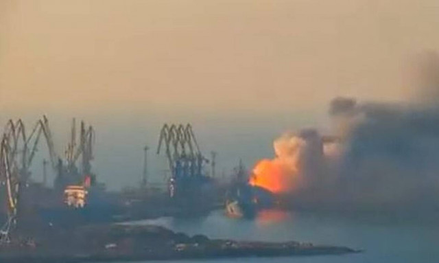 Βίντεο από το χτύπημα των Ουκρανών στο ρωσικό πλοίο στο Μπερντιάνσκ