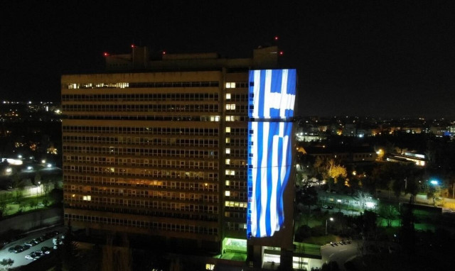 Μια τεράστια γαλανόλευκη στο Υπουργείο Προστασίας του Πολίτη