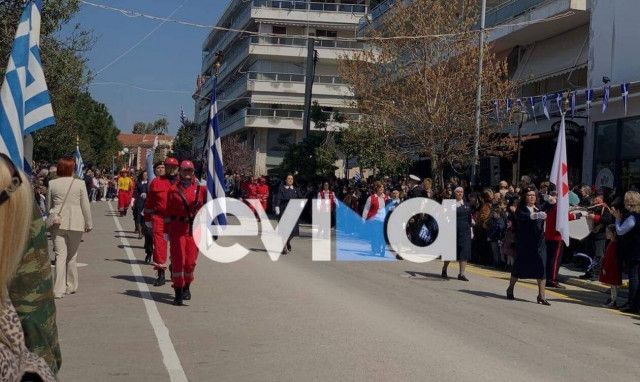 25η Μαρτίου: Η λαμπή μαθητική παρέλαση στην παραλία της Χαλκίδας (pics)