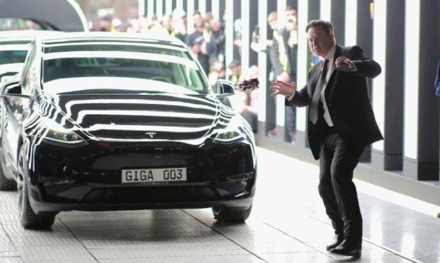 Έλον Μασκ: Επιδεικνύει τις χορευτικές του ικανότητες στα εγκαίνια του γερμανικού εργοστασίου Tesla