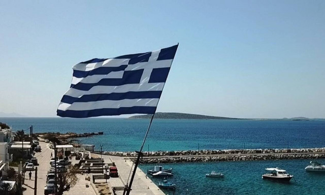 Πάρος: Η παρέλαση στην Αλυκή κάτω από τη γιγάντια γαλανόλευκη έκλεψε τις εντυπώσεις