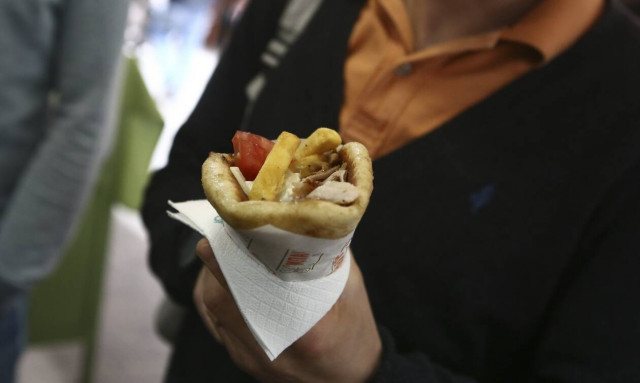 Μετά το σουβλάκι χωρίς πατάτες, έρχεται και η «εξαφάνιση» για καλαμαράκια και κολοκυθάκια τηγανητά