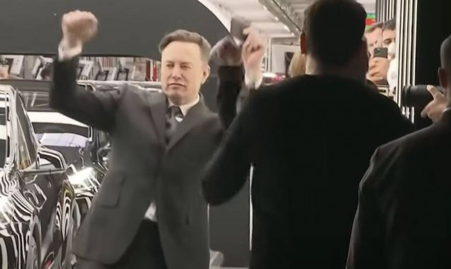 Έλον Μασκ: Γιατί το έριξε στο χορό ο μεγιστάνας της Tesla - Το βίντεο που έγινε viral