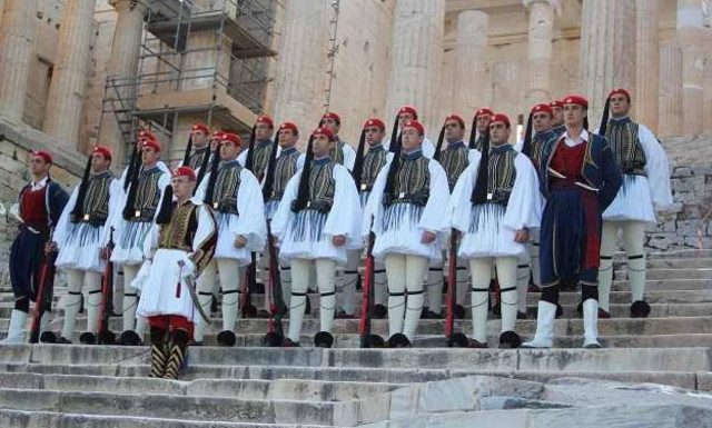 25η Μαρτίου: Ο συγκλονιστικός λόγος που οι τσολιάδες χτυπούν τα τσαρούχια τους με δύναμη στο έδαφος