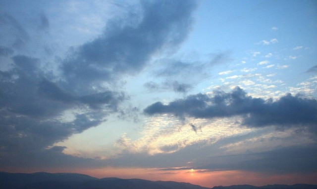 Καιρός: Συννεφιά την Κυριακή σε Αττική, Θεσσαλονίκη - Η αφρικανική σκόνη αλλάζει τα δεδομένα