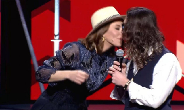 X Factor: Ξετρελάθηκε η Μαρίζα Ρίζου - Σηκώθηκε και μύρισε διαγωνιζόμενο (video)