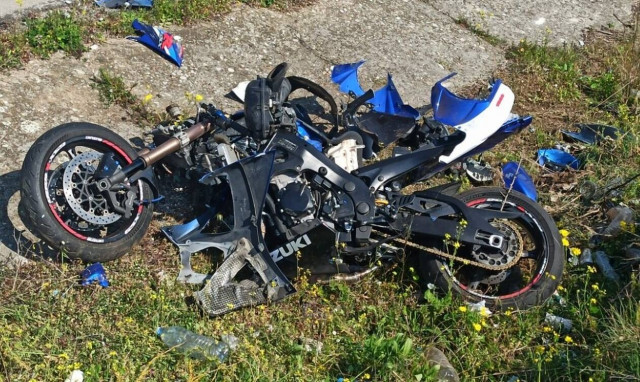 Αμφιλοχία: Μοτοσικλετιστής έχασε τον έλεγχο και έπεσε σε χαντάκι - Διαλύθηκε η μηχανή του