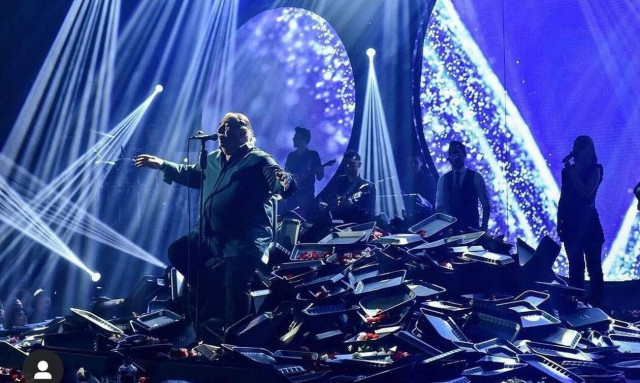 Βασίλης Καρράς: Στο νοσοκομείο έπειτα από αδιαθεσία που ένιωσε πάνω στη σκηνή