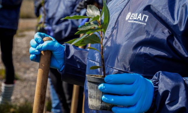 Οι εργαζόμενοι της ΕΥΔΑΠ πραγματοποίησαν την πρώτη εθελοντική δενδροφύτευση