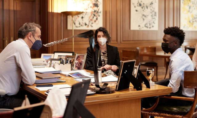 PM Mitsotakis receives refugee student facing deportation