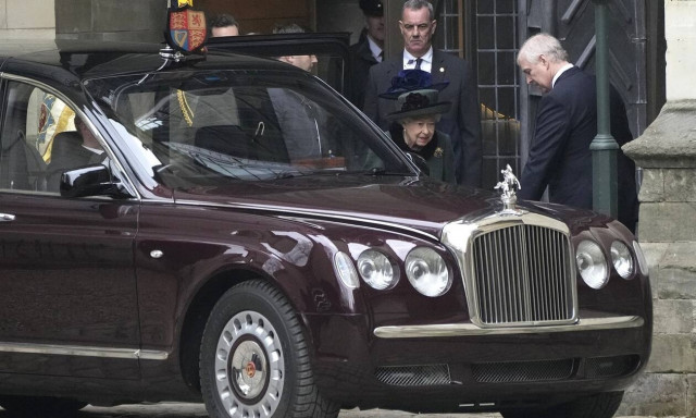 Η Βασίλισσα Ελισάβετ υποβασταζόμενη στο μνημόσυνο του αγαπημένου της Φιλίππου