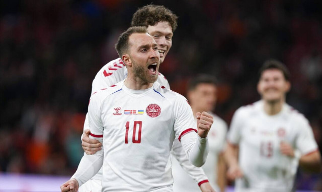 Συγκλονιστική στιγμή: Ο Κρίστιαν Έρικσεν επέστρεψε στο γήπεδο που έπαθε καρδιακή προσβολή