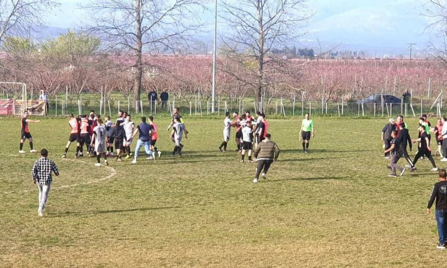 Πέλλα: Νέο ντροπιαστικό επεισόδιο οπαδικής βίας - Οπαδοί έδειραν τον διαιτητή (video)
