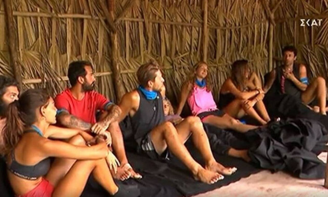 Survivor: Το είδαμε και αυτό! Ο Κωνσταντίνος Εμμανουήλ μύρισε τα πόδια του Τάλα (video)
