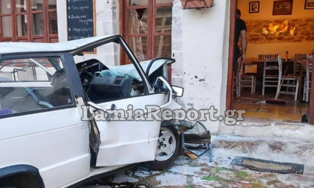 Αμφίκλεια: Νεκρή 77χρονη σε τροχαίο - Το αυτοκίνητο «καρφώθηκε» σε τσιπουράδικο