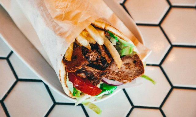 Ρεπορτάζ Newsbomb.gr - Και άλλο «χτύπημα» στο σουβλάκι: Από 1η Απριλίου ανεβαίνει η τιμή της πίτας