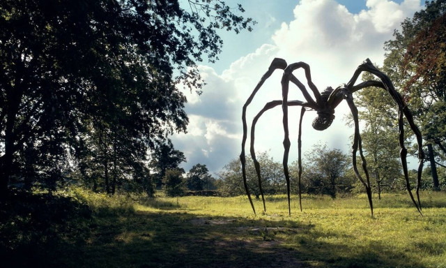 Τι κάνει μια γιγαντιαία αράχνη στο Κέντρο Πολιτισμού Ίδρυμα Σταύρος Νιάρχος