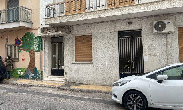 Αναβρασμός στην Πάτρα: Μανιασμένο πλήθος περικύκλωσε το σπίτι της Ρούλας Πισπιρίγκου