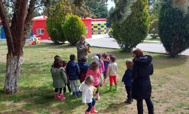Γιώργος Κωστικίδης: Φτιάχνει φωλιές για να υποδεχθεί τα αποδημητικά πουλιά στην Πτολεμαΐδα
