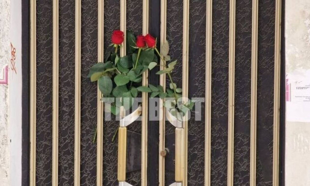 Πάτρα: Αφήνουν λουλούδια για τα νεκρά παιδιά στην πόρτα του σπιτιού της Ρούλας Πισπιρίγκου
