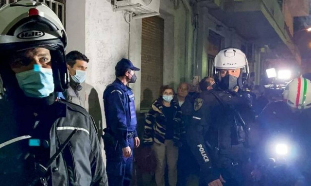 Πάτρα: Μέχρι τα ξημερώματα ήταν ο κόσμος έξω από το σπίτι της Ρούλας Πισπιρίγκου