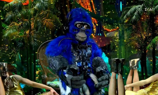 The Masked Singer: Ο Σάκης Ρουβάς φίλησε στο στόμα τον «γορίλα» (video)