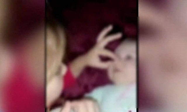 Πάτρα: Ανατριχιαστικό βίντεο - H Τζωρτζίνα κλείνει τη μύτη της Ίριδας ενώ παίζουν (vid)