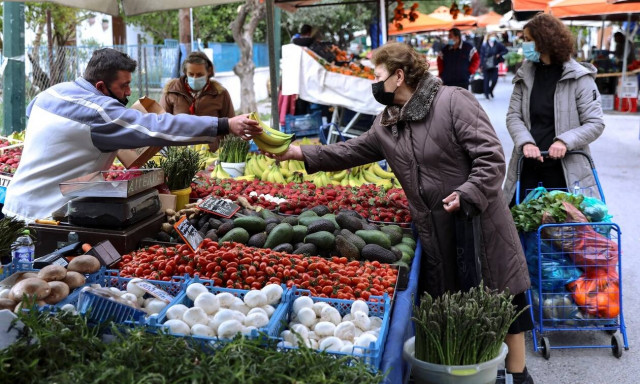 Ακρίβεια: 6 στους 10 εργαζόμενους μείωσαν τα ψώνια, 7 στους 10 έκλεισαν τη θέρμανση