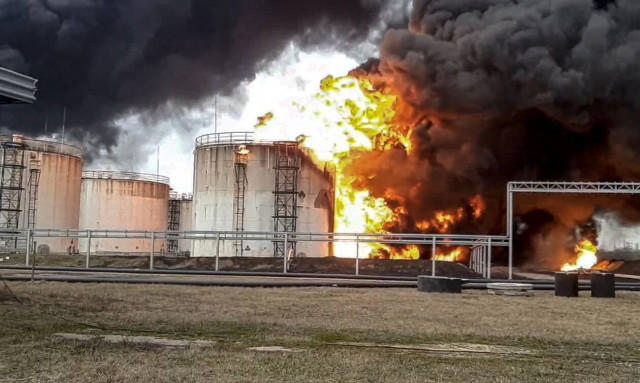 Για ουκρανικό χτύπημα σε ρωσική πετρελαϊκή εγκατάσταση μιλάει η Μόσχα