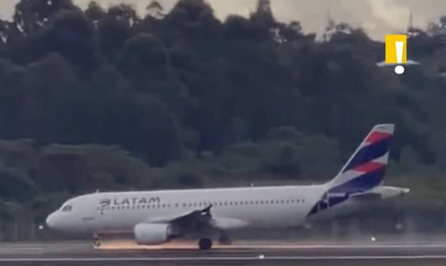 Η πτήση του τρόμου: Προσευχές από τους επιβάτες – Το αεροπλάνο έβγαζε σπίθες (videos)