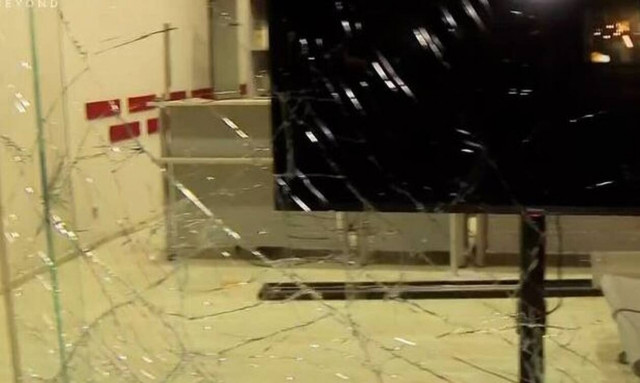 Τρελή πορεία Ι.Χ. στην Κηφισίας: Καρφώθηκε σε τζαμαρία καταστήματος (vid)