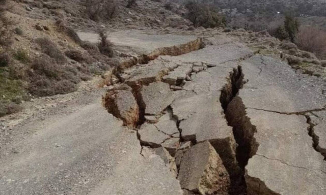 Νέα μεγάλη καθίζηση στην Κρήτη – Ο δρόμος άνοιξε στα δύο