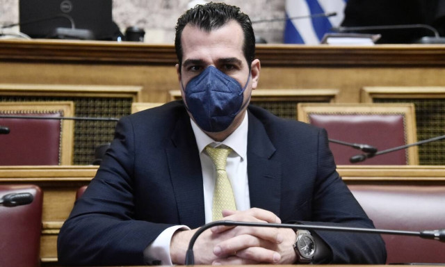 Θάνος Πλεύρης: Εκτός ΕΣΥ μέχρι να σταματήσει η πανδημία οι μη εμβολιασμένοι υγειονομικοί