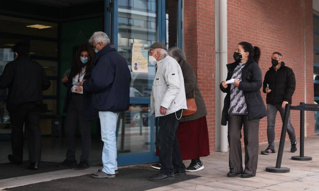 Τέταρτη δόση εμβολιασμού: Συνεδριάζει η επιτροπή για εισήγηση σε 3 εκατομμύρια πολίτες