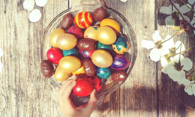 Το βάψιμο των πασχαλινών αβγών και η ιστορία πίσω από αυτήν την παράδοση