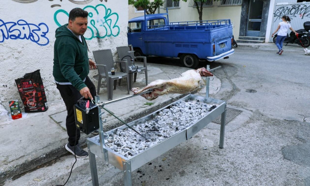 Πάσχα: Μετά την τιμή του αρνιού, «πονοκέφαλος» και τα κάρβουνα – Στα 20 ευρώ το σακί