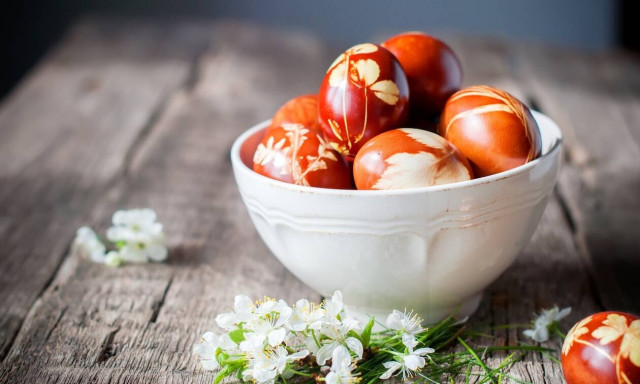 Πώς θα βάψουμε τα πασχαλινά αβγά με τον πιο φυσικό και παραδοσιακό τρόπο