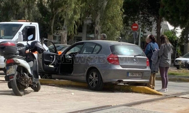 Σύγκρουση τραμ με λεωφορείο στη Γλυφάδα – Ακινητοποιήθηκε ο συρμός